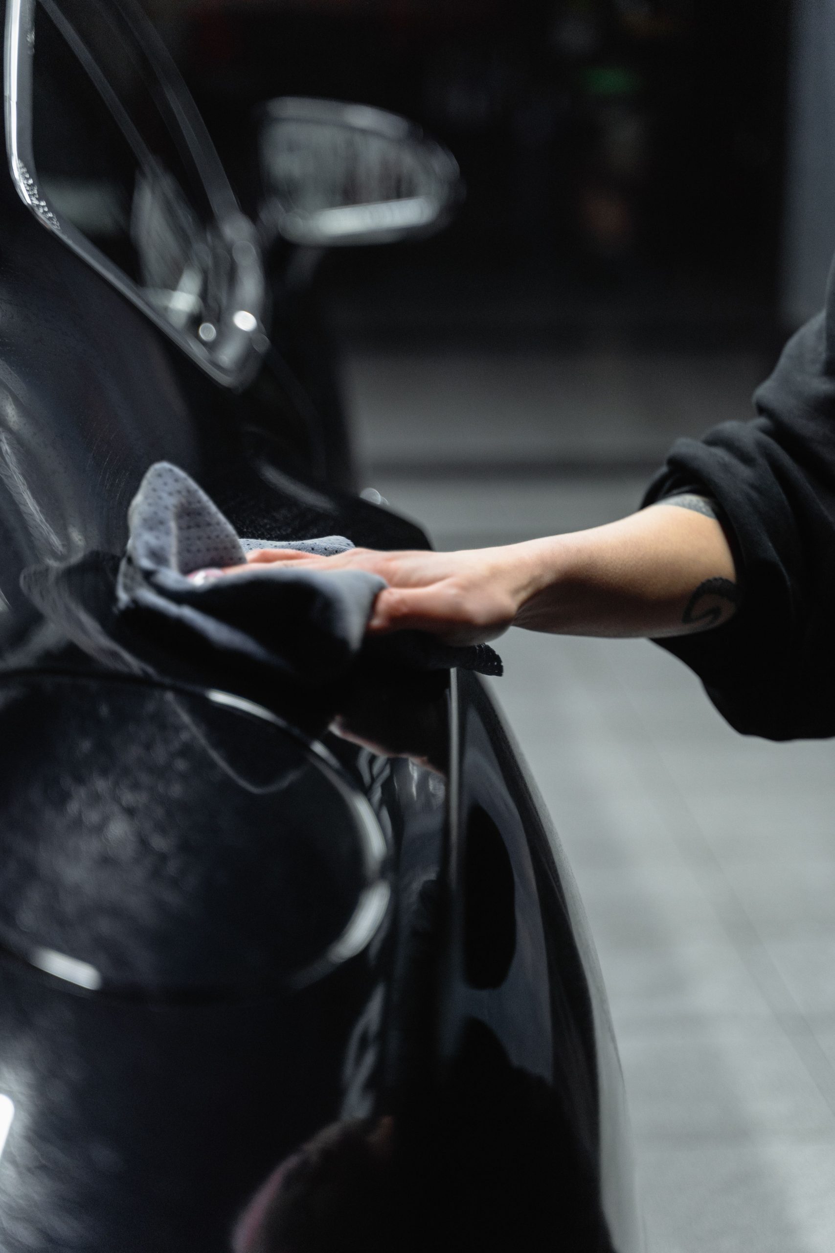 Wiping a car exterior with a cleaning cloth